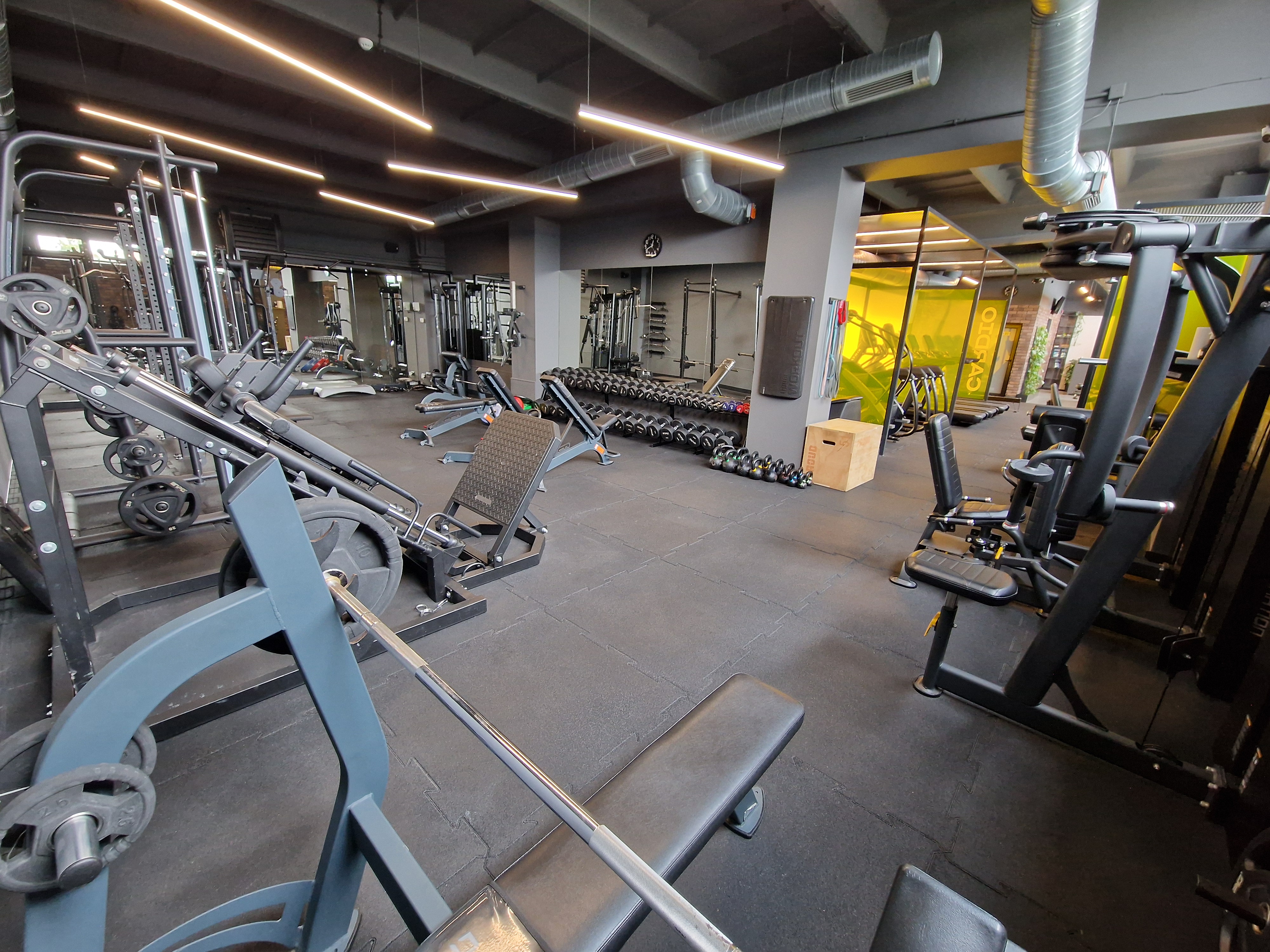 Sala treningowa z wolnymi ciężarami i maszynami w ANNFIT Andrychów